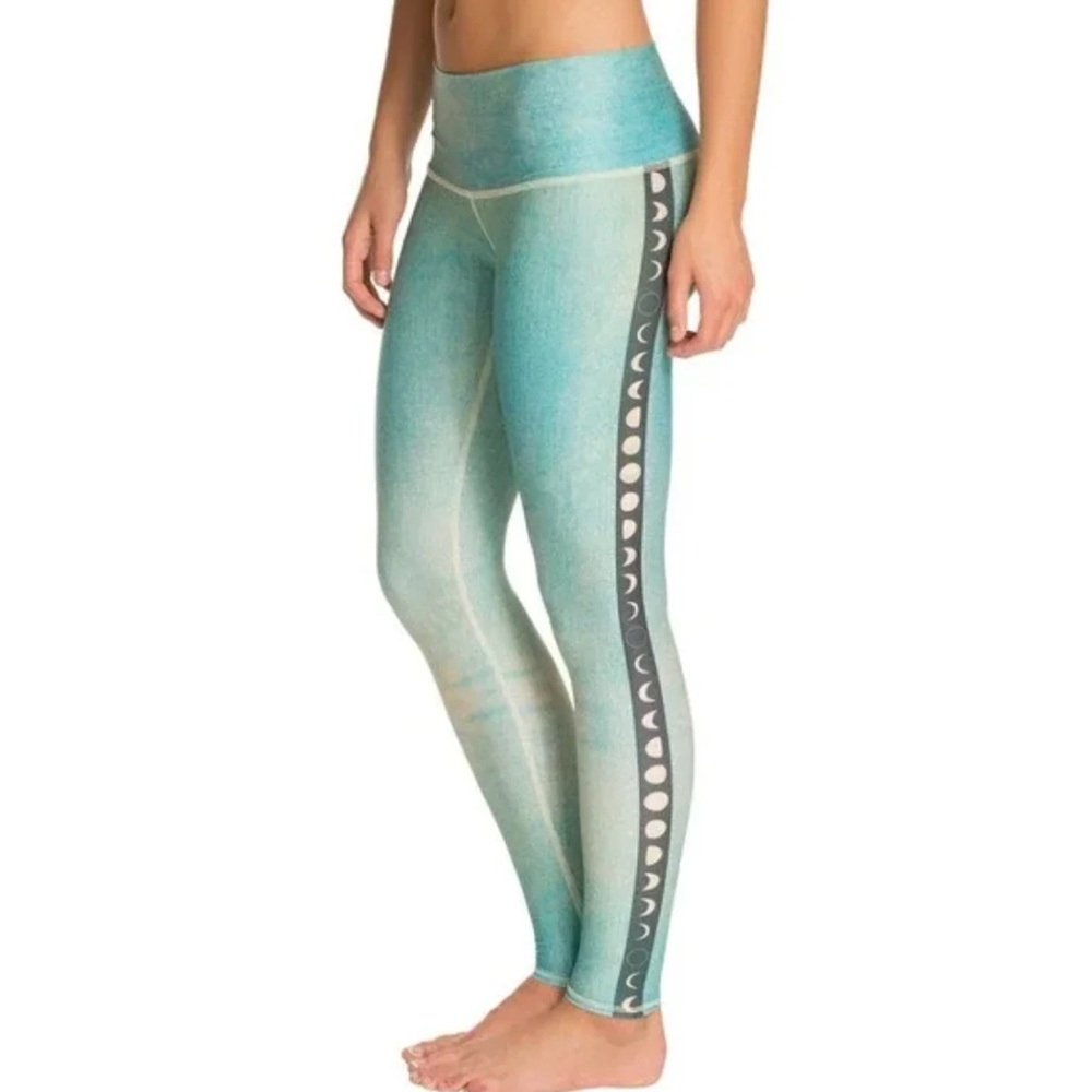 Women's Teeki Blue Moon Hot Pant
Leggings Size Large BNwoT